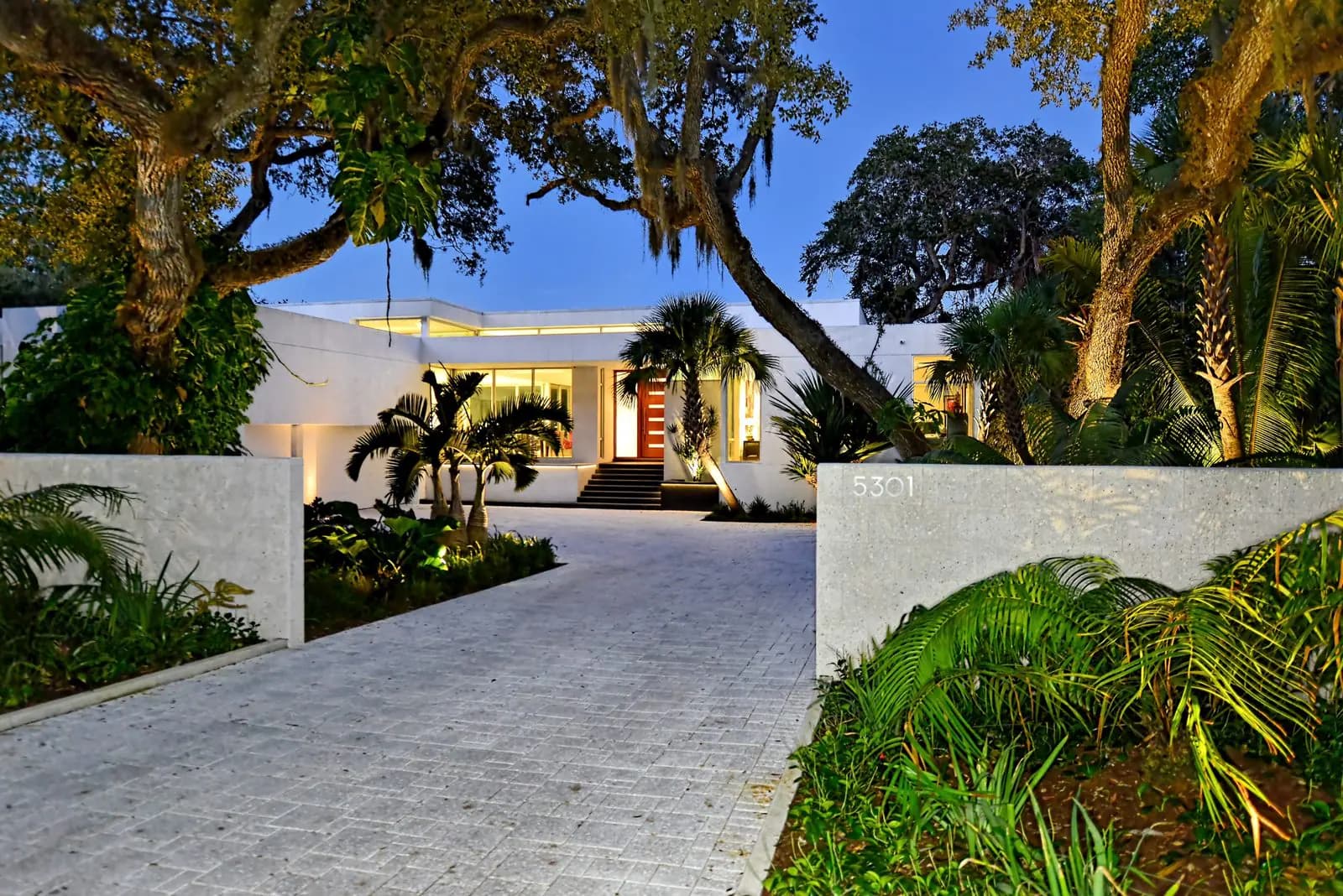 Thirty Oaks, a modern home built by Voigt Brothers Construction